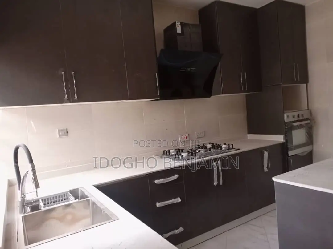 Classic Kitchen Cabinets With White Quartz Countertop Top
