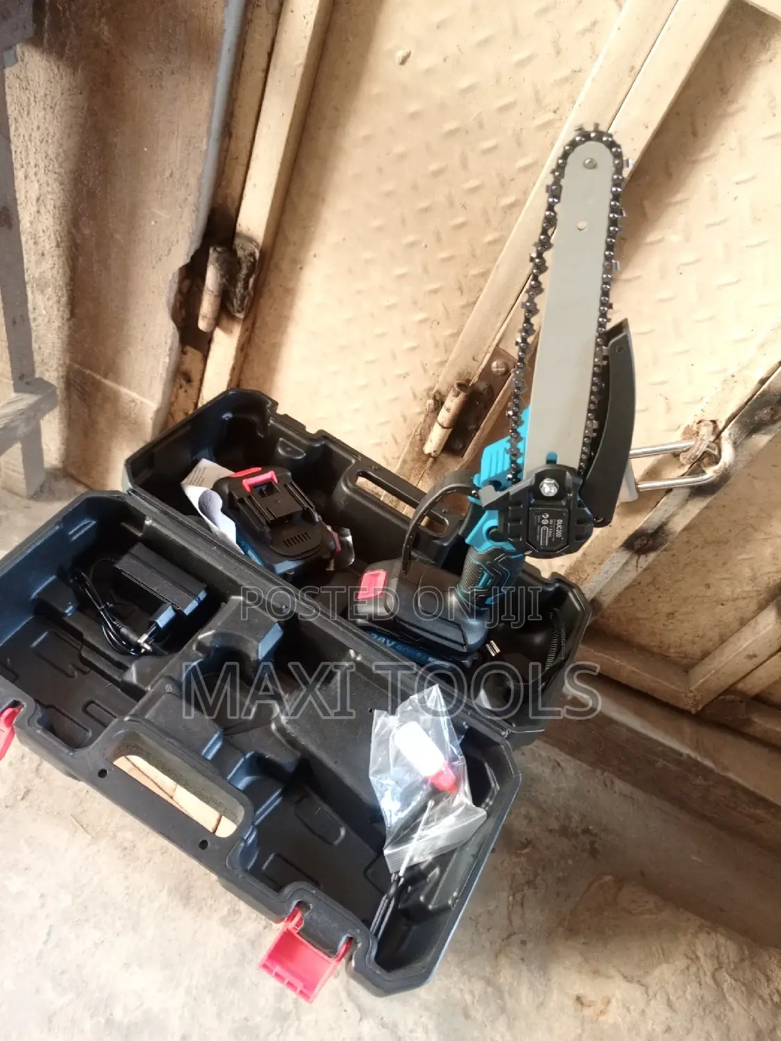 Makita Battery Chainsaw 8 Inches