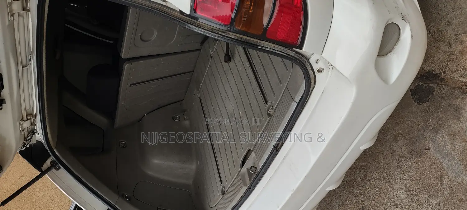 Pontiac Vibe 2006 White