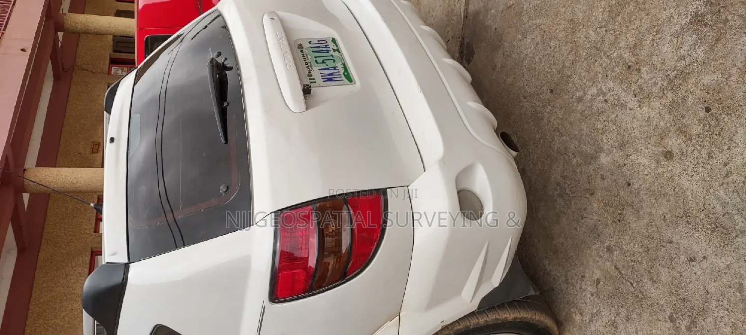 Pontiac Vibe 2006 White