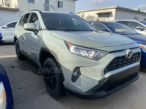 Toyota RAV4 XLE FWD 2020 Green