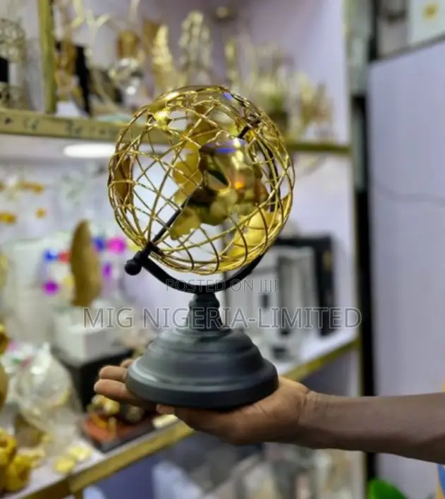 Shining Gold Globe Base Black Centre Table Decorations