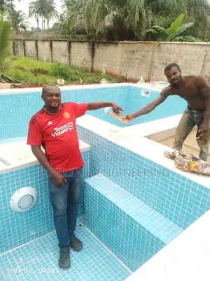 Exquisite Swimming Pool With Jacuzzi