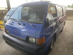 Mitsubishi L300 2002 Blue
