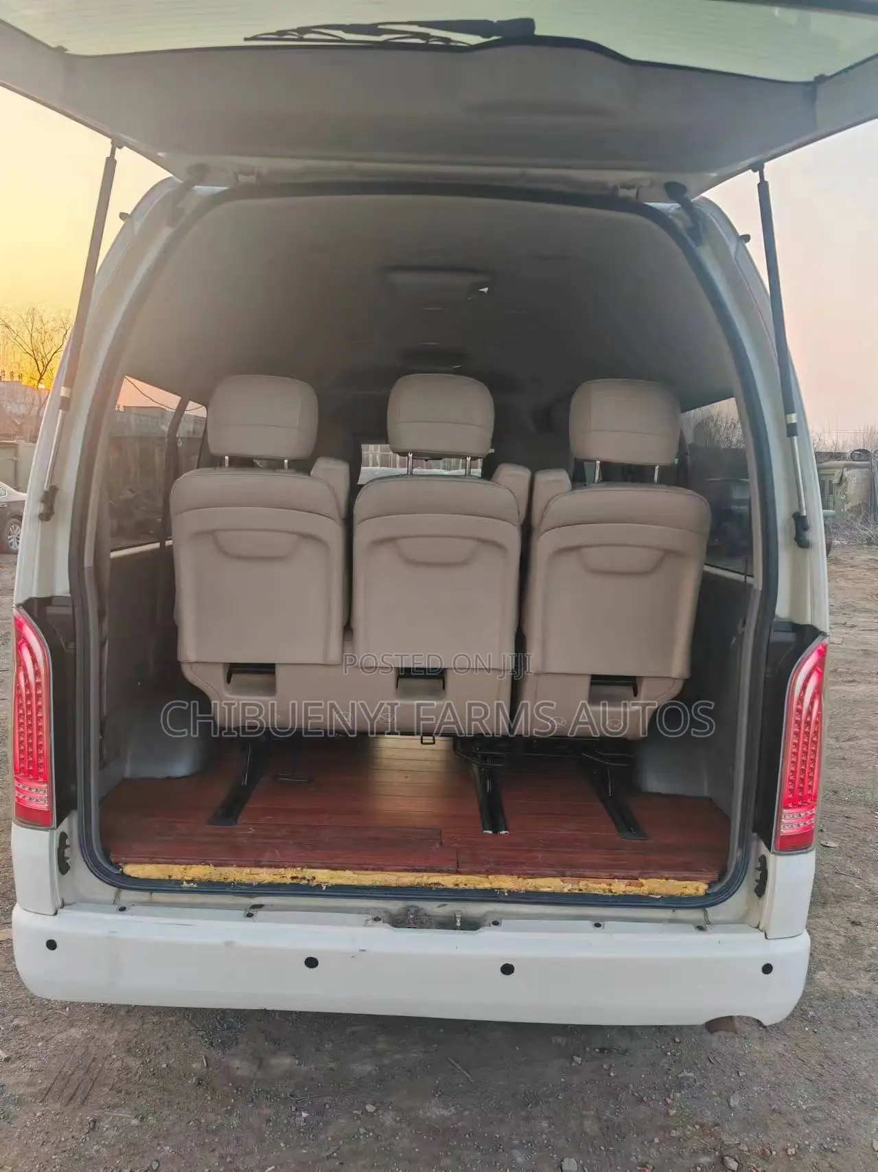 Toyota HiAce 2017 White