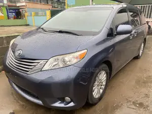 Toyota Sienna 2016 Blue