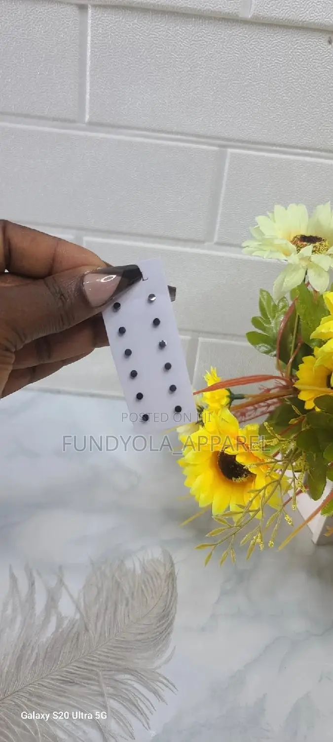 Mini Stud Black Earring