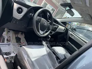 Toyota Corolla LE (1.8L 4cyl 2A) 2018 Blue