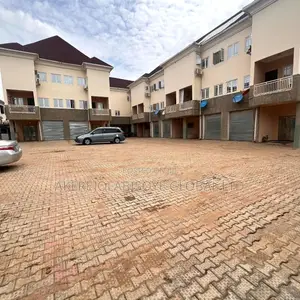 4bdrm Townhouse / Terrace in Close To Stella for rent