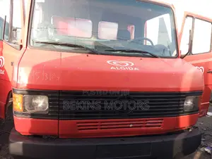 Mercedes Benz 711 2005 Red