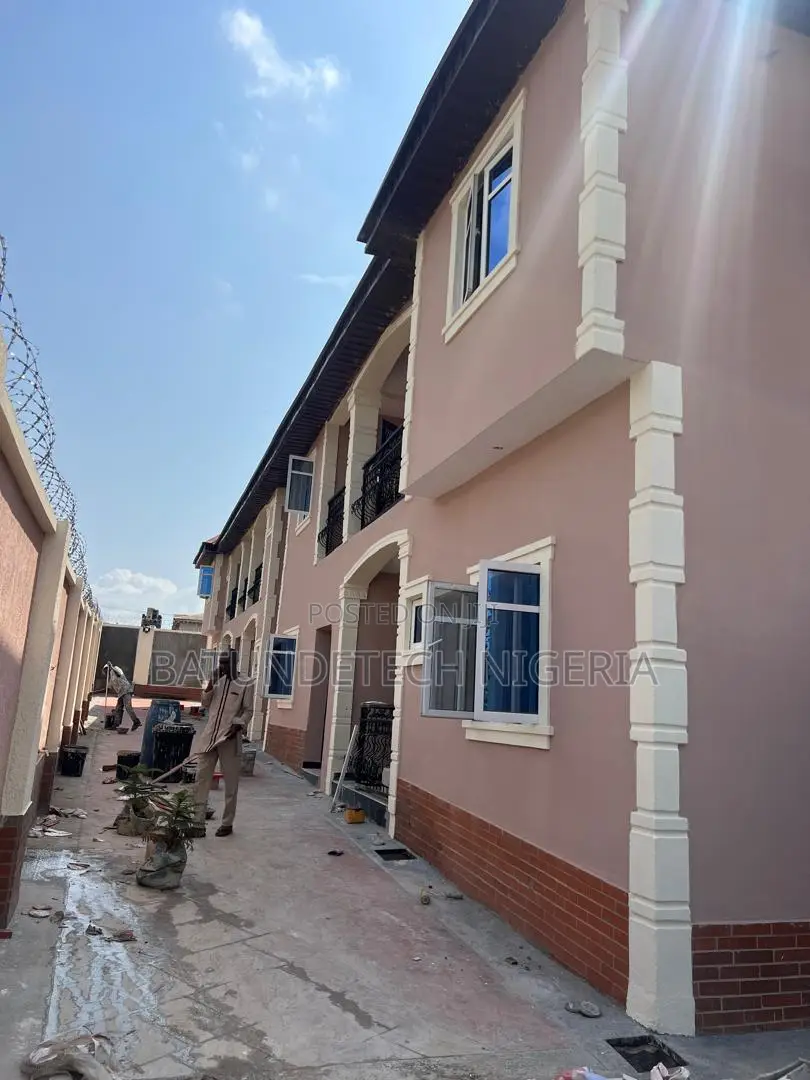7bdrm Apartment in Igbogbo for rent