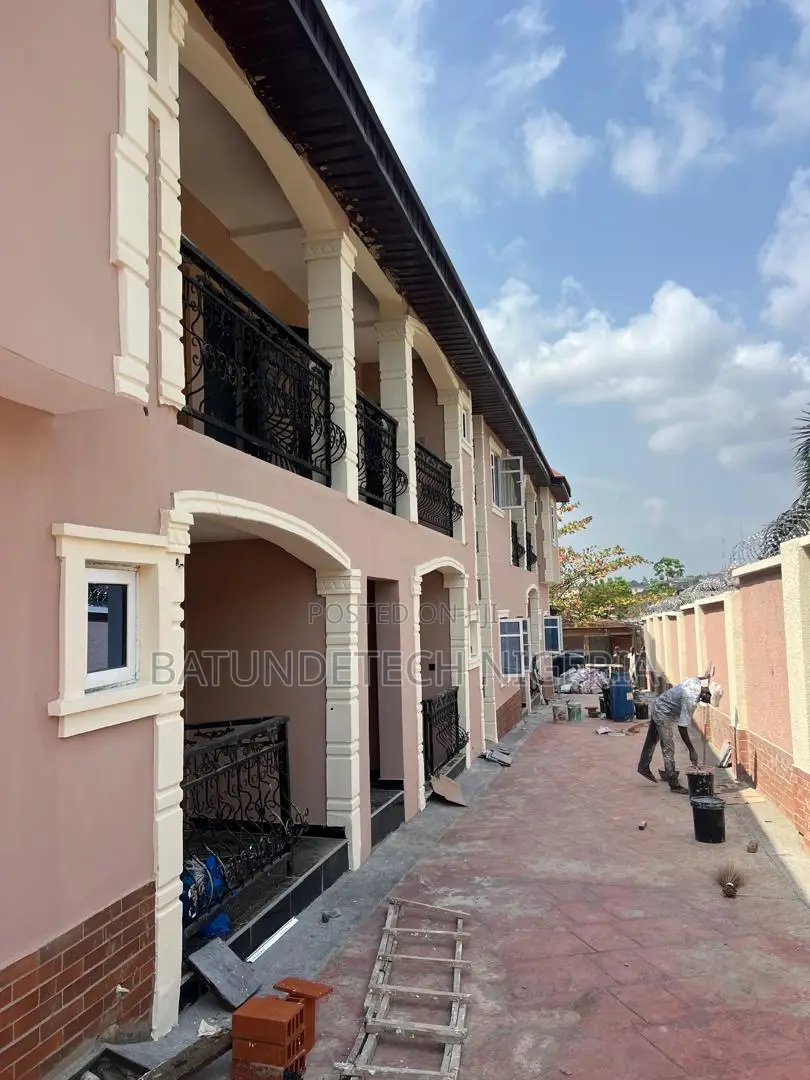 7bdrm Apartment in Igbogbo for rent