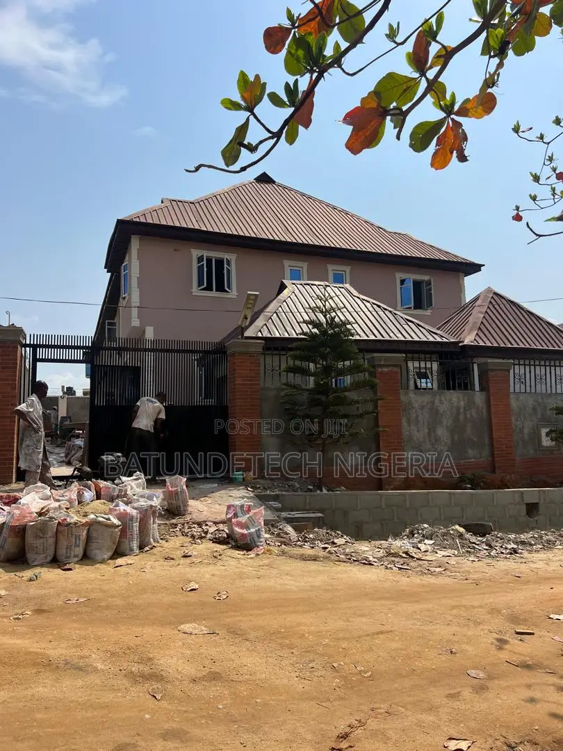 7bdrm Apartment in Igbogbo for rent