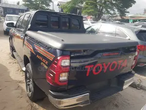 Toyota Hilux 2021 Black