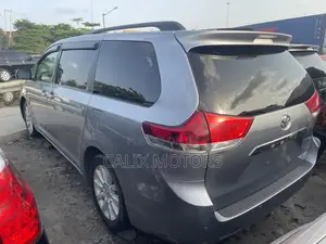 Toyota Sienna 2013 Silver