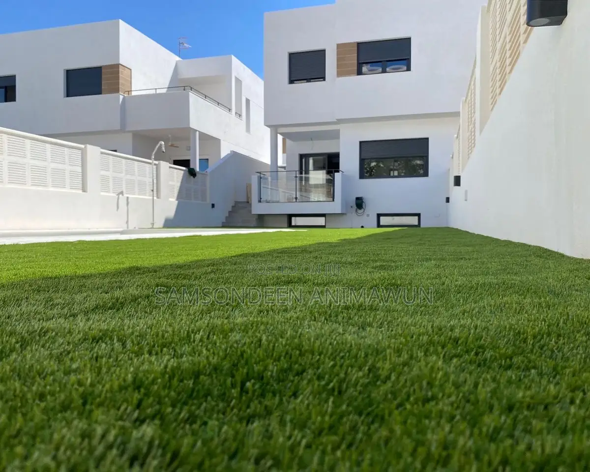 Swimming Pool Artificial Grass