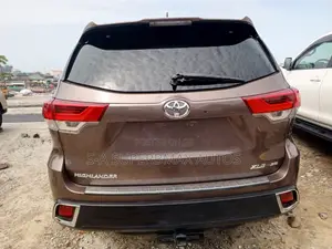 Toyota Highlander XLE 4x2 V6 (3.5L 6cyl 8A) 2017 Gold