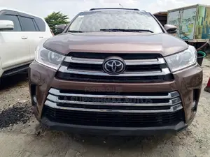 Toyota Highlander XLE 4x2 V6 (3.5L 6cyl 8A) 2017 Gold