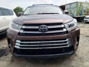 Toyota Highlander XLE 4x2 V6 (3.5L 6cyl 8A) 2017 Gold