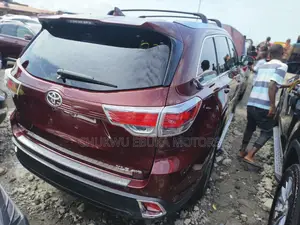 Toyota Highlander XLE 4x4 V6 (3.5L 6cyl 8A) 2017 Red