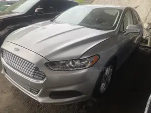 Ford Focus SE Sedan FWD (2.0L 4cyl 5M) 2013 Silver