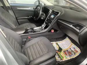 Ford Focus SE Sedan FWD (2.0L 4cyl 5M) 2013 Silver