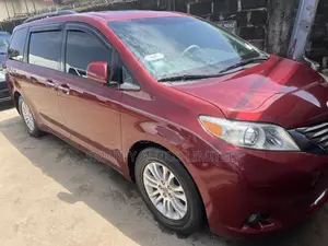 Toyota Sienna 2013 Red