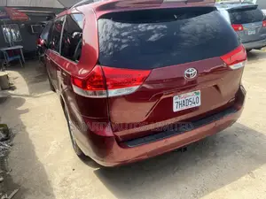 Toyota Sienna 2013 Red