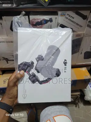 DJI RS 4 Gimbal Stabilizer