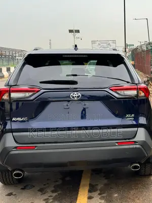 Toyota RAV4 XLE 2021 Blue