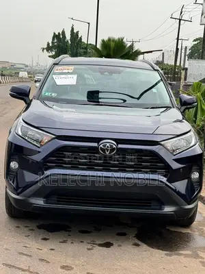 Toyota RAV4 XLE 2021 Blue