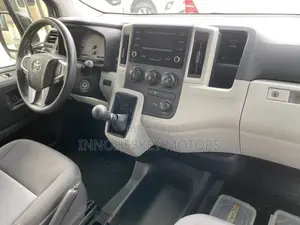 Toyota HiAce 2019 White
