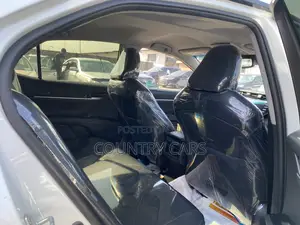 Toyota Camry XLE FWD (2.5L 4cyl 8AM) 2018 Off white