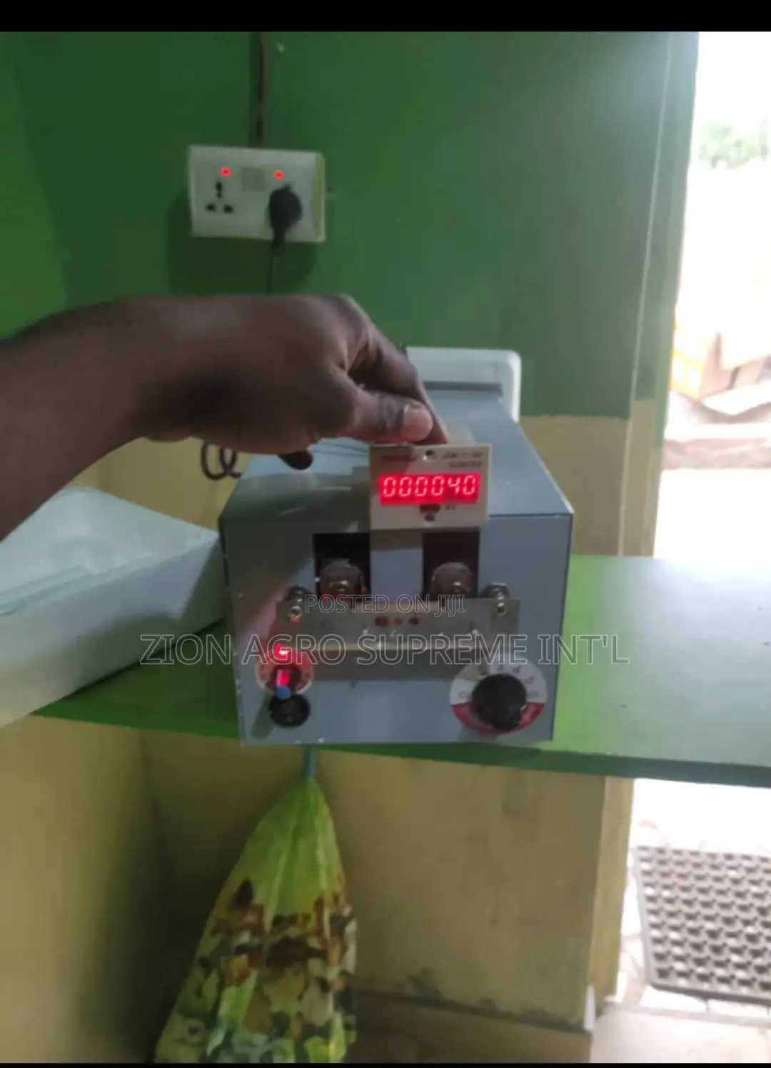 Auto Sensitive Debeaker With Counter