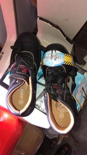 Armstrong Safety Boots Is In Different Sizes