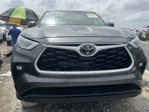 Toyota Highlander XLE 2021 Gray