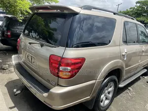 Toyota Sequoia 2004 Gold