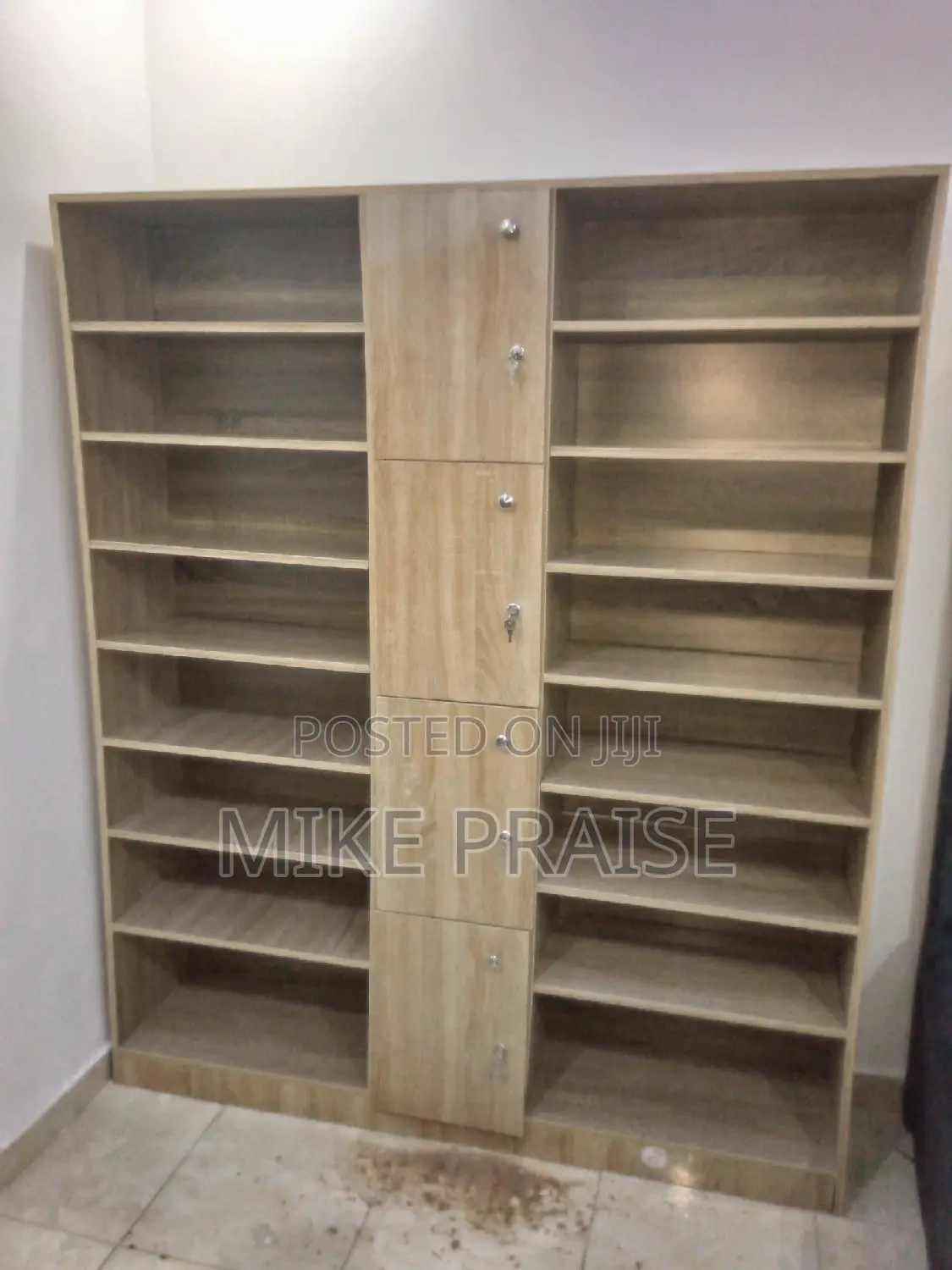 A Quality Standard 5ft by 6ft Shoe Bag Rack