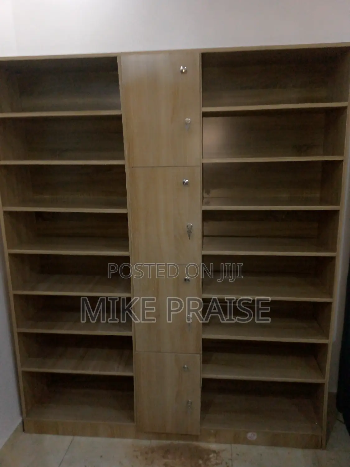 A Quality Standard 5ft by 6ft Shoe Bag Rack
