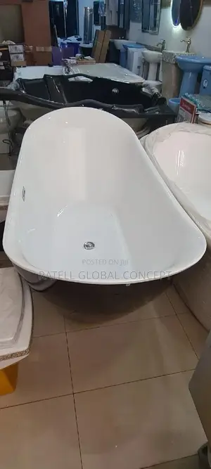 White and Black Luxury Bathtub