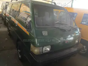 Mitsubishi L300 2000 Green