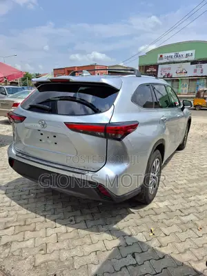 Toyota Highlander XLE 2022 Gray