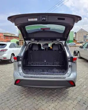 Toyota Highlander XLE 2022 Gray