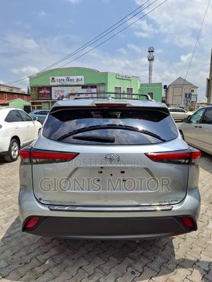 Toyota Highlander XLE 2022 Gray