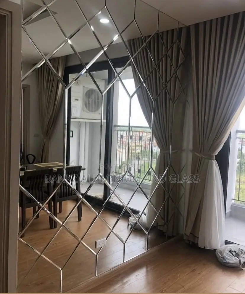 Mirror Display Room