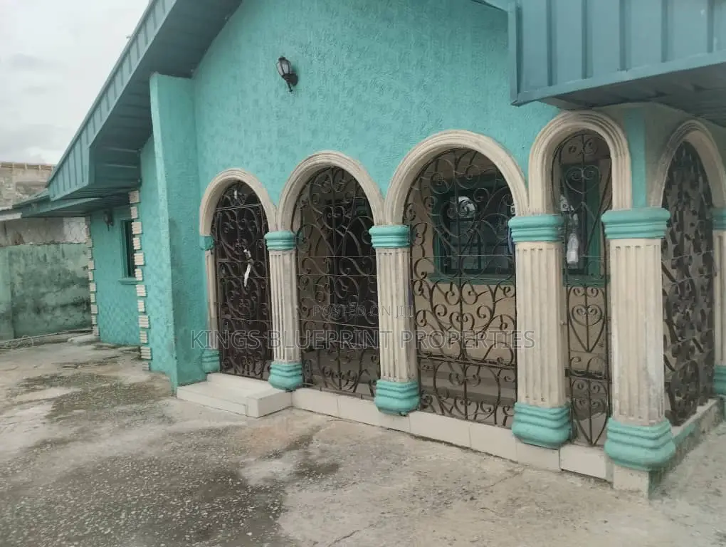 4bdrm Bungalow in Upper Agbarho, Warri for sale