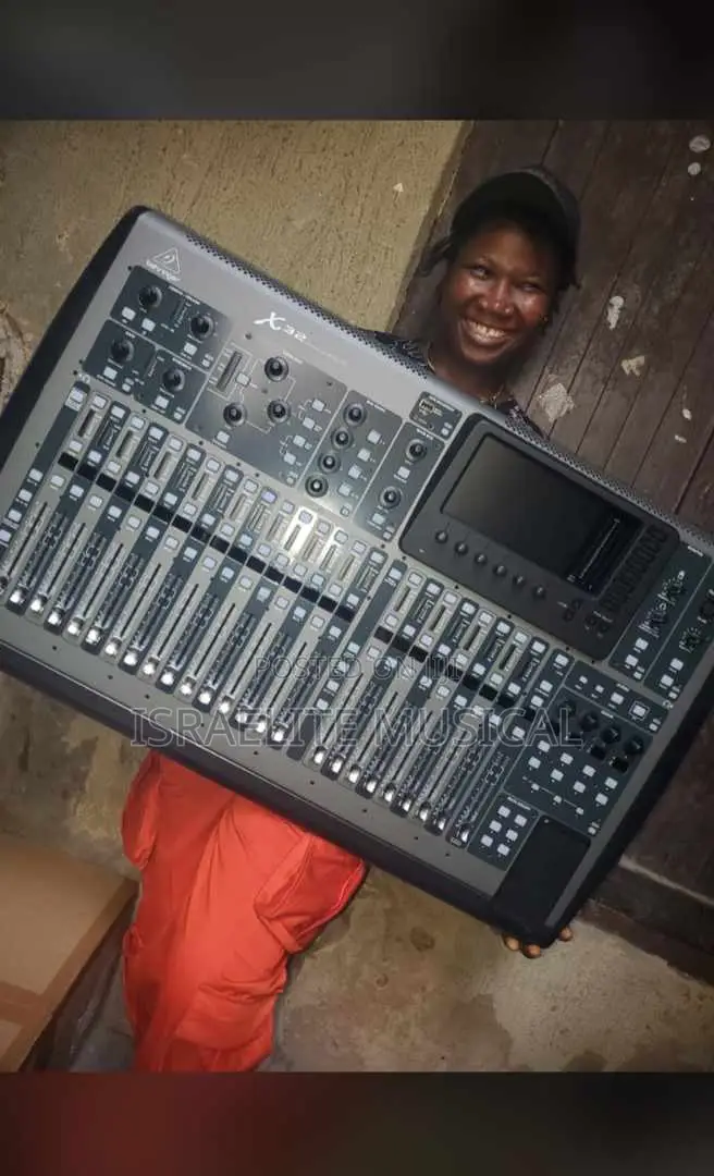 X-32 Beheringer Digital Mixer With Screen