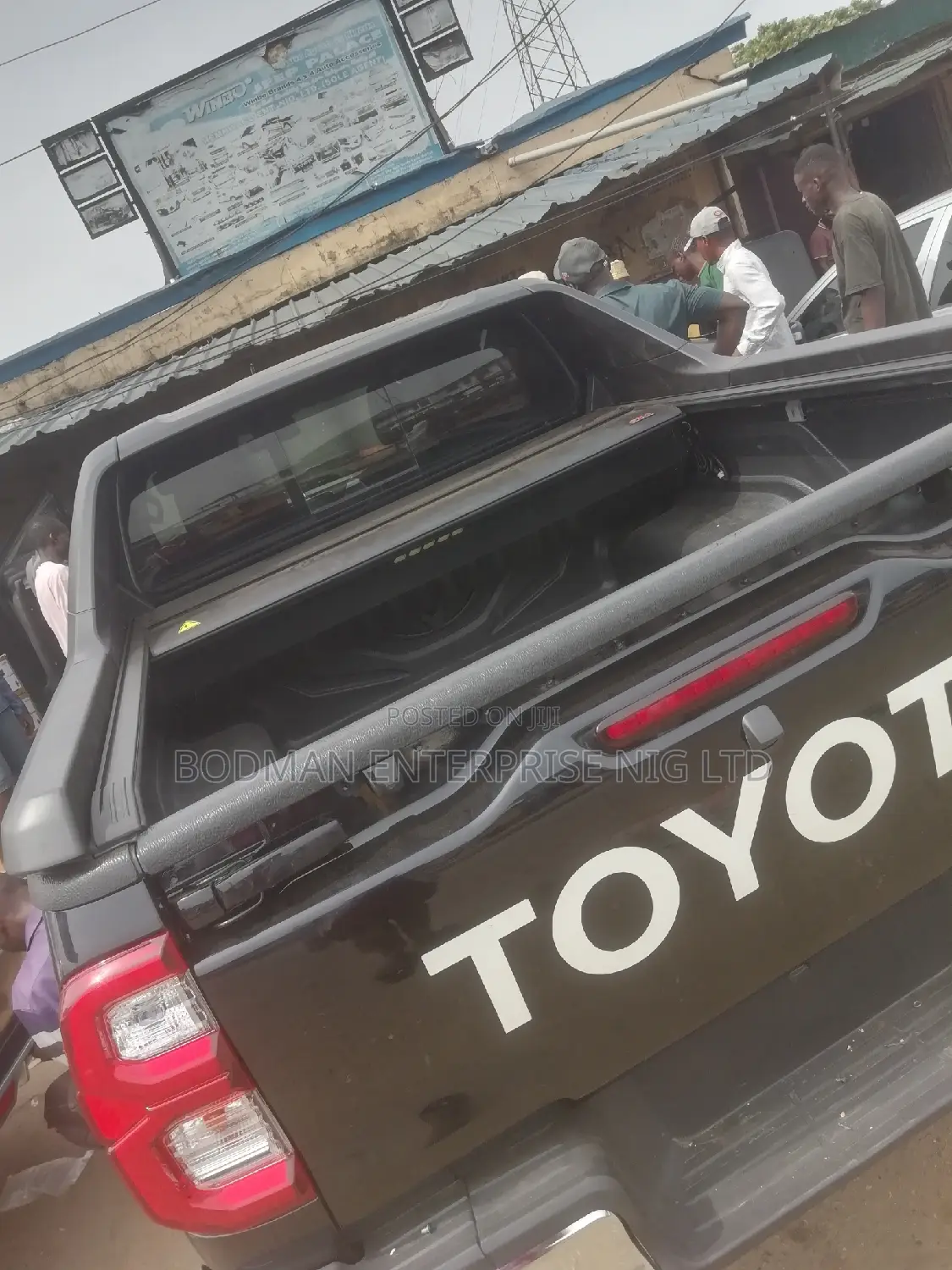 Automatic Rolling Boot Cover With Complete TRD Spoiler :