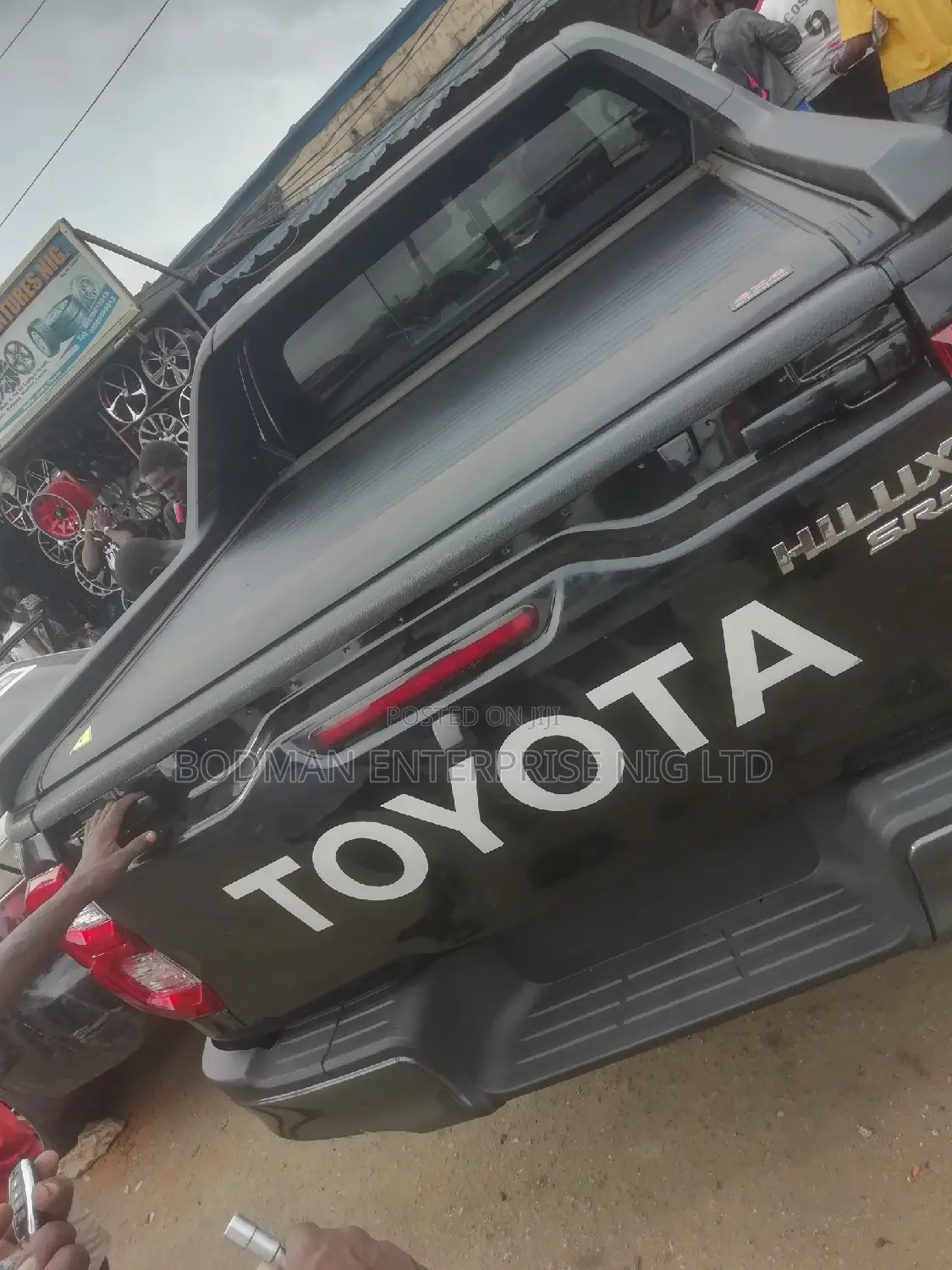 Automatic Rolling Boot Cover With Complete TRD Spoiler :