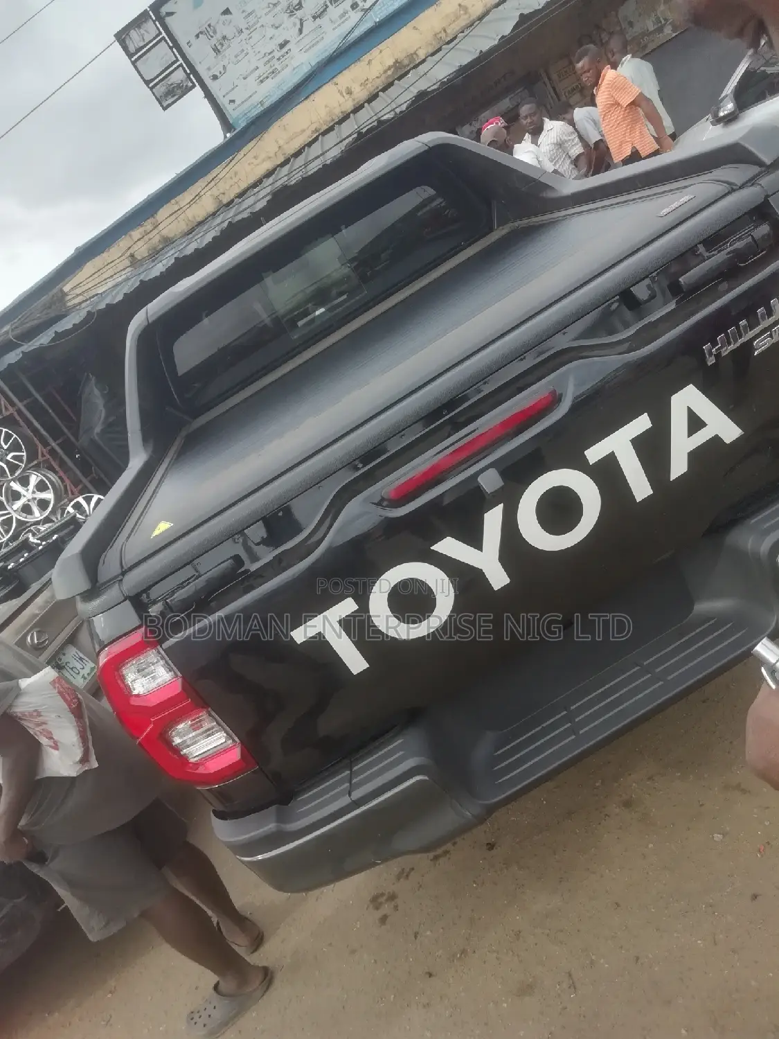 Automatic Rolling Boot Cover With Complete TRD Spoiler :
